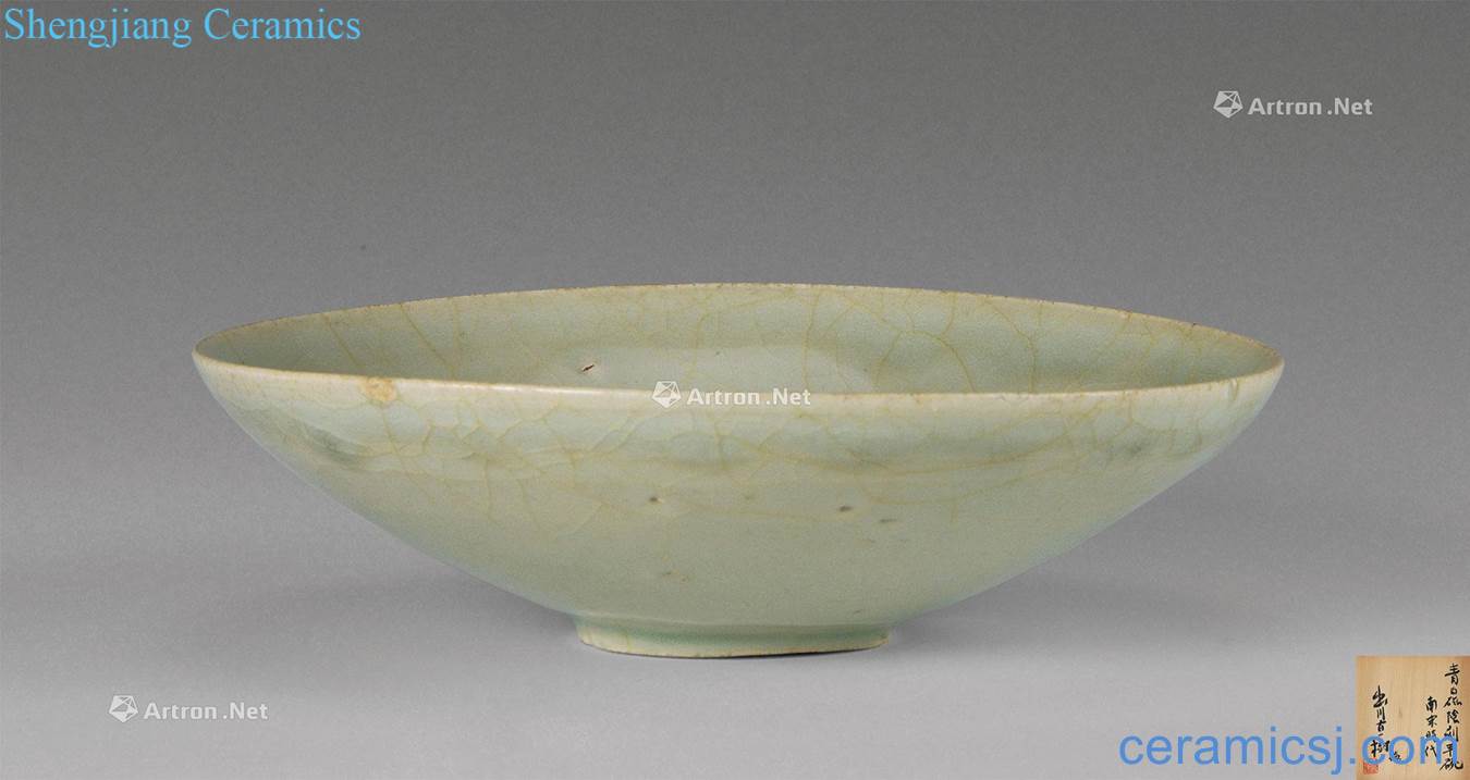 The southern song dynasty (1127-1279), celadon carved flowers green-splashed bowls
