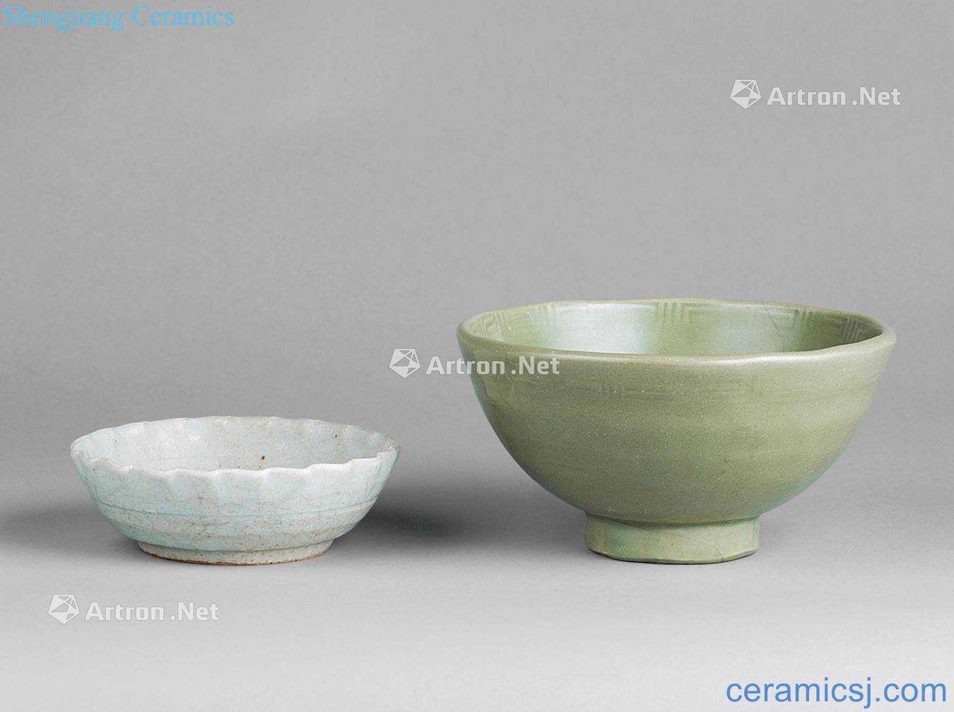 In the Ming dynasty (1368-1644) printed longquan celadon bowls Two things flower mouth bowl (group a)