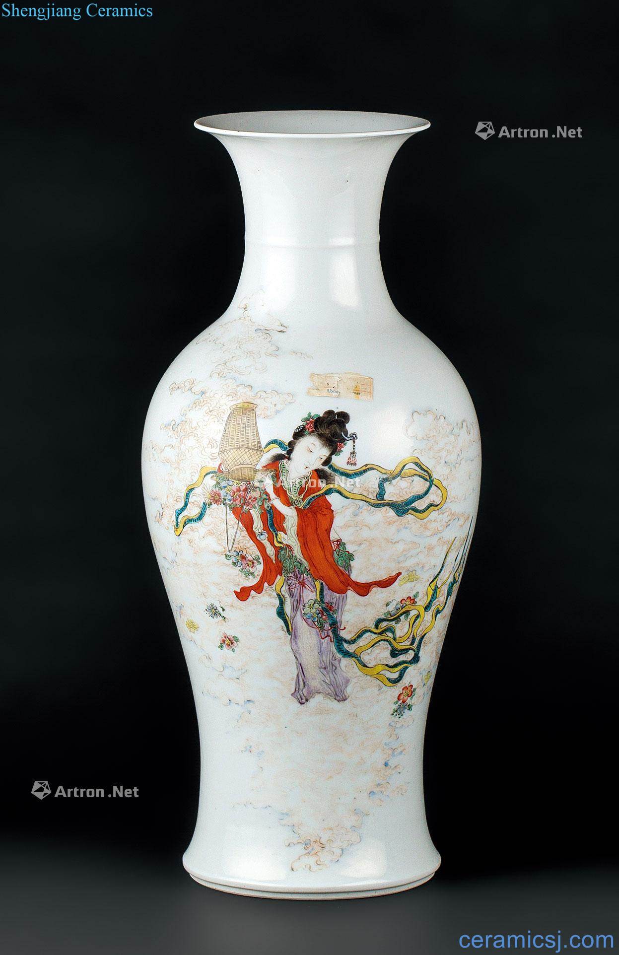 In the qing dynasty (1644-1911) powder enamel split of goddess of mercy bottle