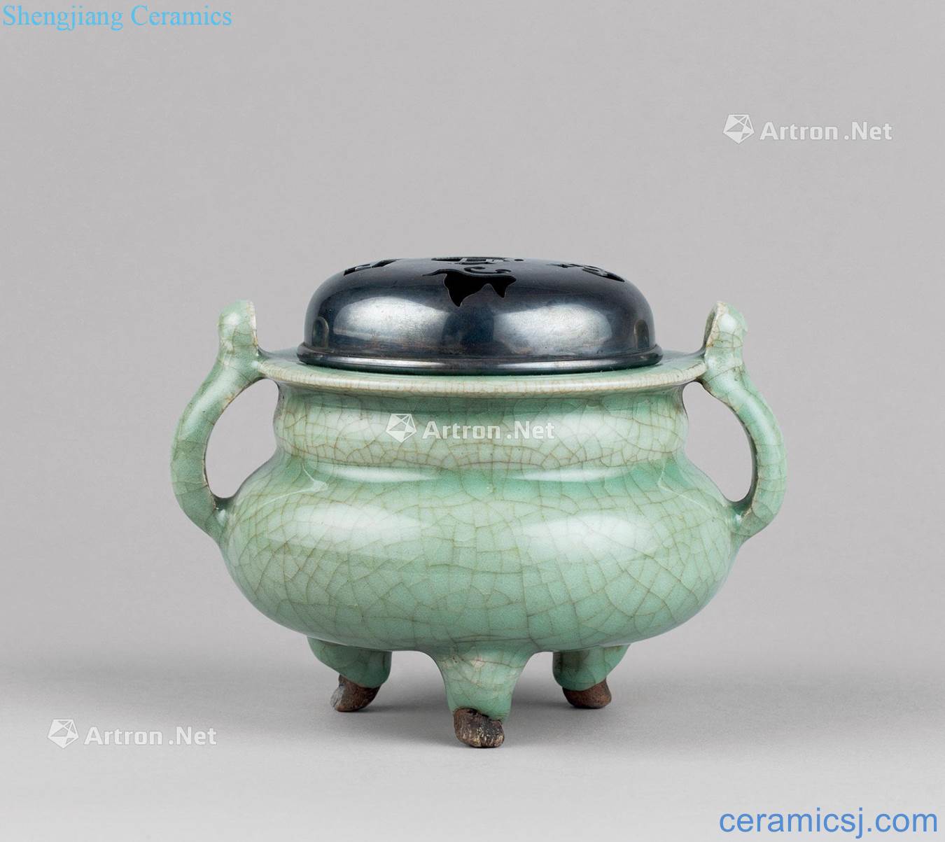 In the Ming dynasty (1368-1644), longquan celadon ears three-legged censer