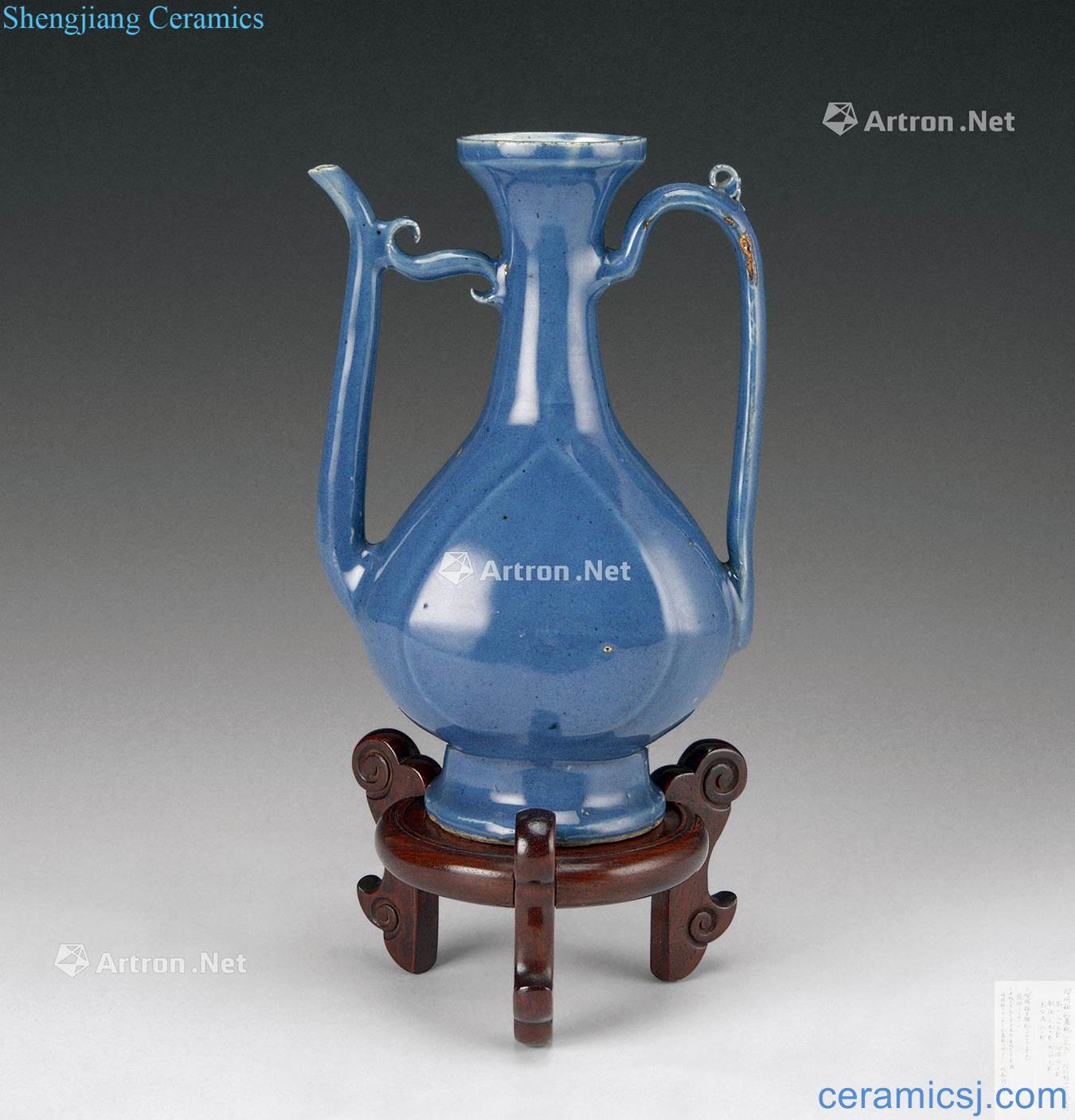 In the Ming dynasty, qing dynasty (1368-1911) blue glaze ewer