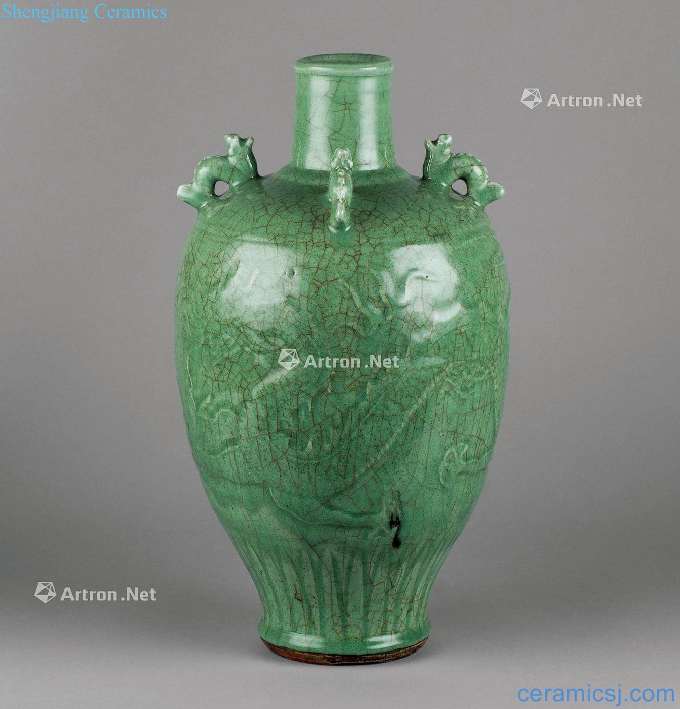 In the Ming dynasty (1368-1644), longquan celadon four dragons dragon bottle ears