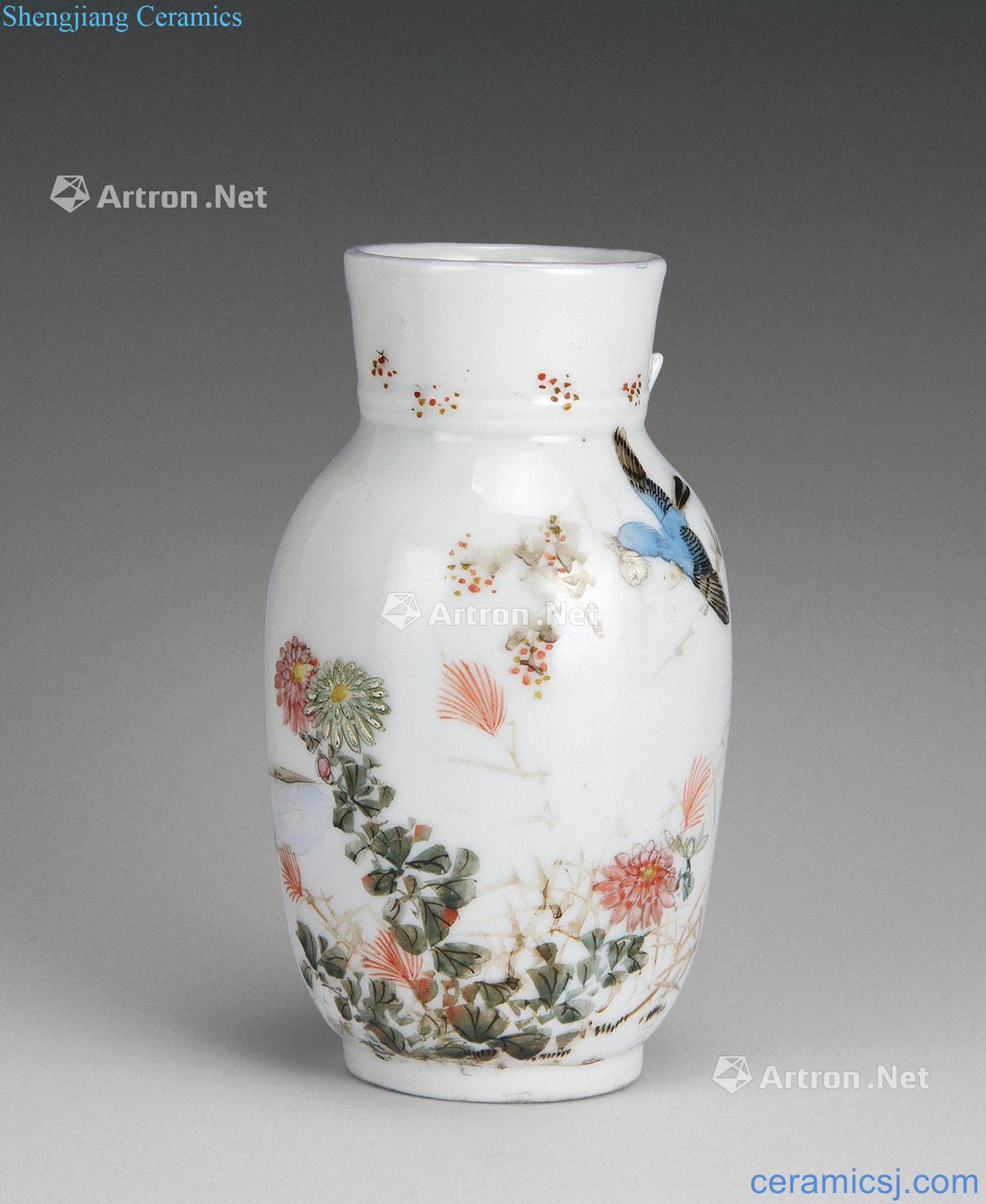 In the qing dynasty (1644-1911), glaze color of flowers and birds on the bottle