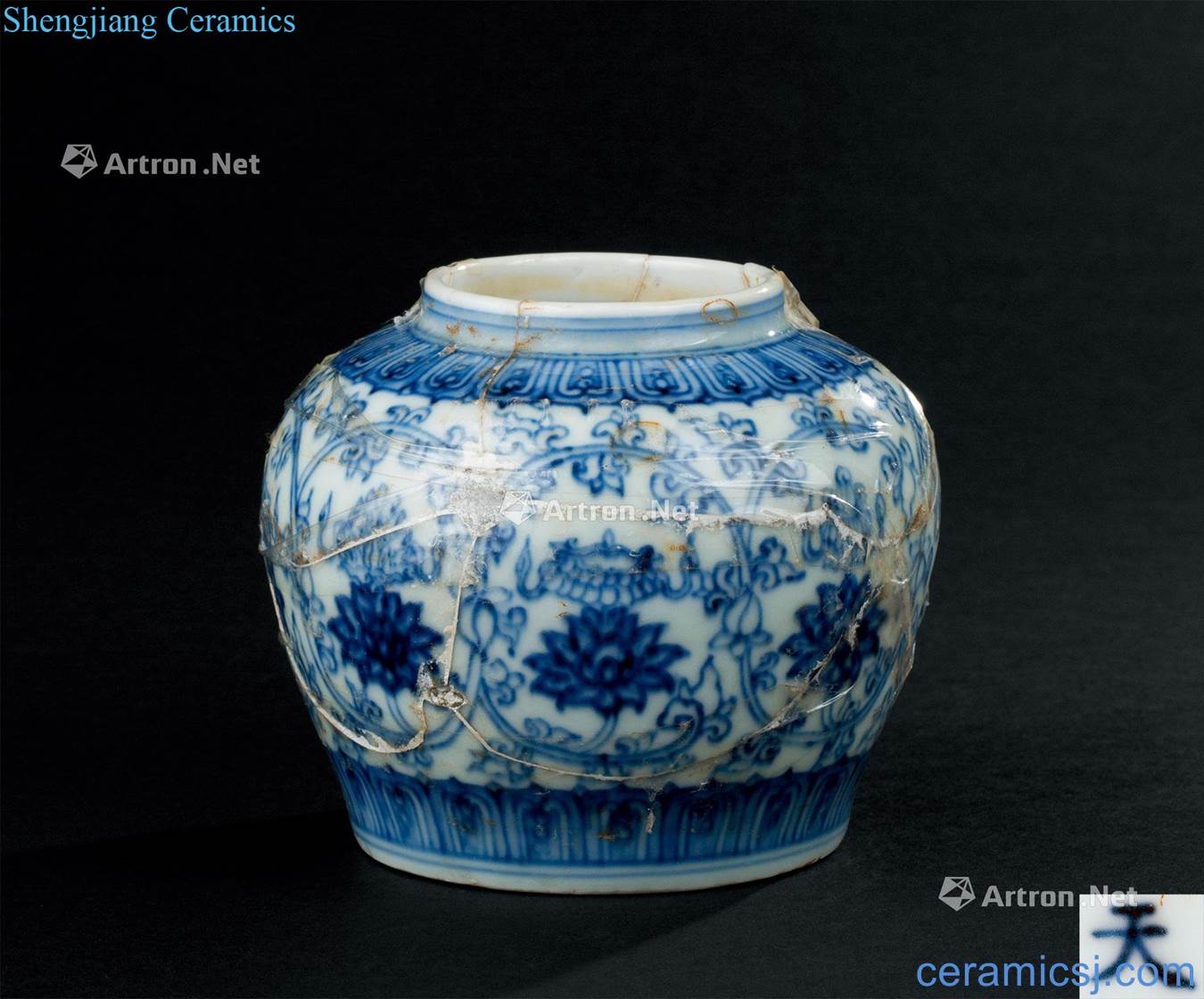 In (1465-1487) blue and white lotus flower grain canister