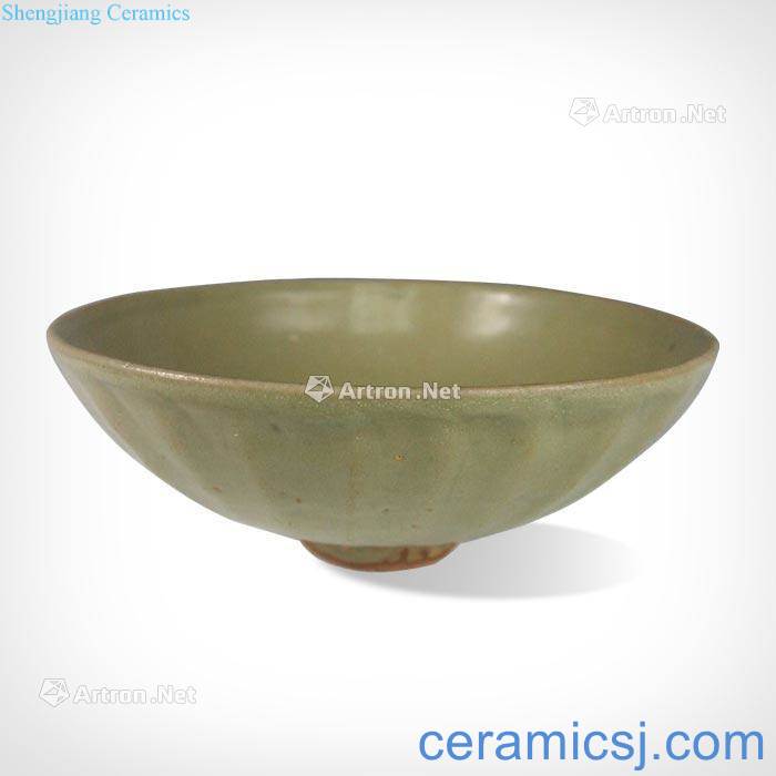 The song dynasty Longquan celadon chrysanthemum petals bowl