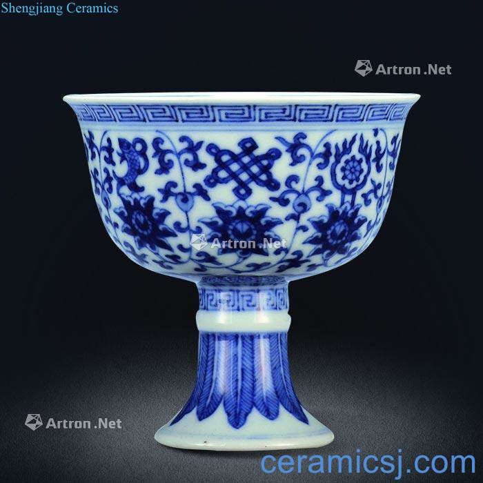 Qing qianlong Blue and white lotus flower sweet grain footed cup