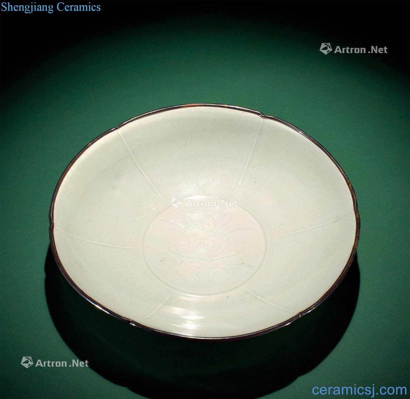 Ming White glazed carved flower mouth tray