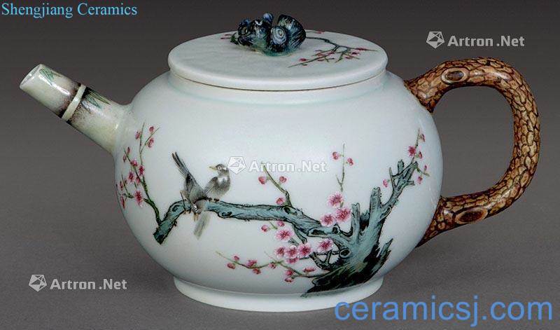 Clear pastel mei magpie on the teapot